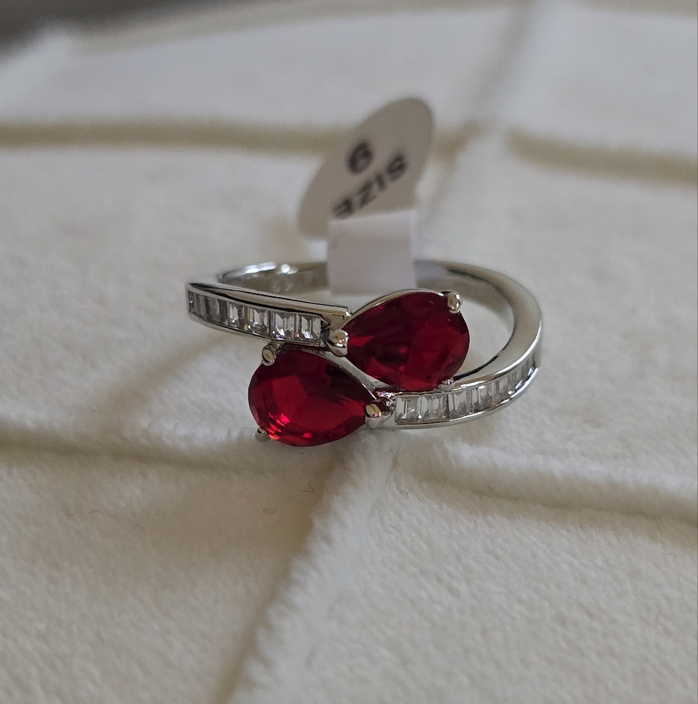 Elegant Bomb Party Silver and Red Gemstone Ring